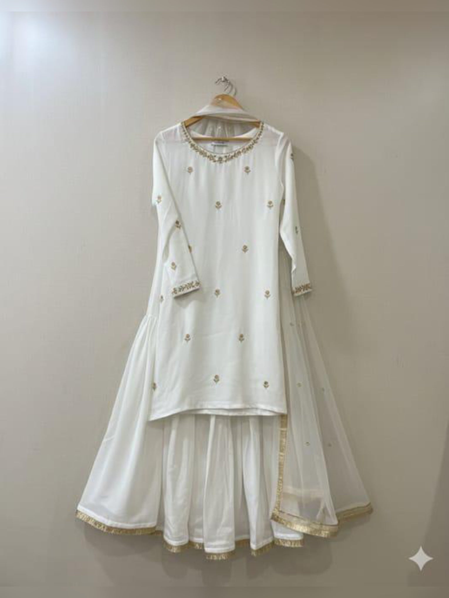 WHITE WEDORA